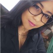 Profesora de manualidades para fomentar el desarrollo motor del niño